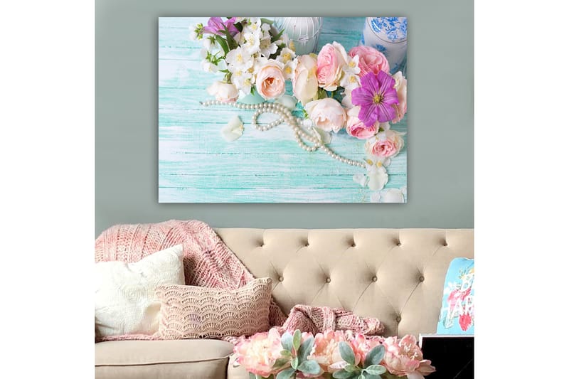 Canvas taulu 70x100 cm - Kaunis kimppu vaaleanpunaisia ja violetteja kukkia sekä helmiä vaaleanvihreällä taustalla - Vaaleanpunainen / Violetti / Valkoinen - Sisustustuotteet - Taulu & taide - Canvas-taulu