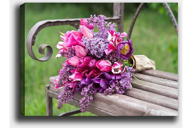Canvas taulu 70x100 cm - Kaunis kimppu vaaleanpunaisia ja violetteja kukkia penkillä - Vaaleanpunainen / Violetti / Vihreä - Sisustustuotteet - Taulu & taide - Canvas-taulu
