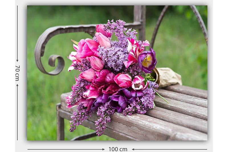 Canvas taulu 70x100 cm - Kaunis kimppu vaaleanpunaisia ja violetteja kukkia penkillä - Vaaleanpunainen / Violetti / Vihreä - Sisustustuotteet - Taulu & taide - Canvas-taulu