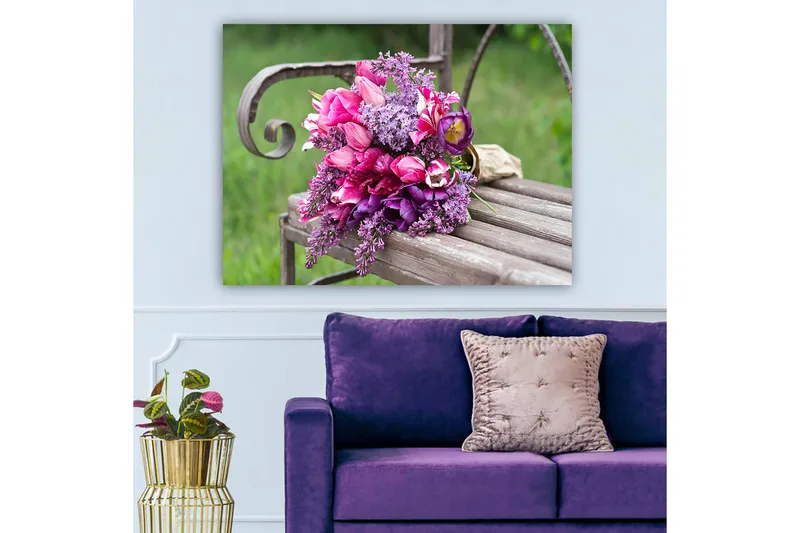 Canvas taulu 70x100 cm - Kaunis kimppu vaaleanpunaisia ja violetteja kukkia penkillä, Vaaleanpunainen / Violetti / Vihreä