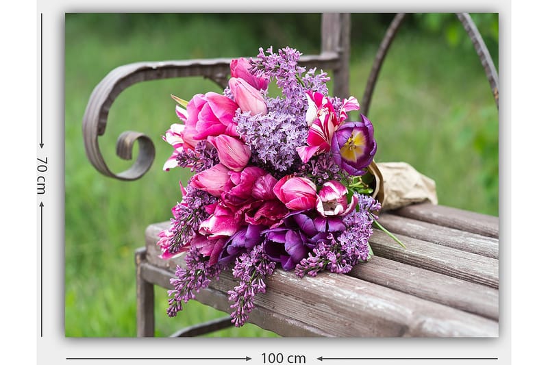 Canvas taulu 70x100 cm - Kaunis kimppu vaaleanpunaisia ja violetteja kukkia penkillä - Vaaleanpunainen / Violetti / Vihreä - Sisustustuotteet - Taulu & taide - Canvas-taulu