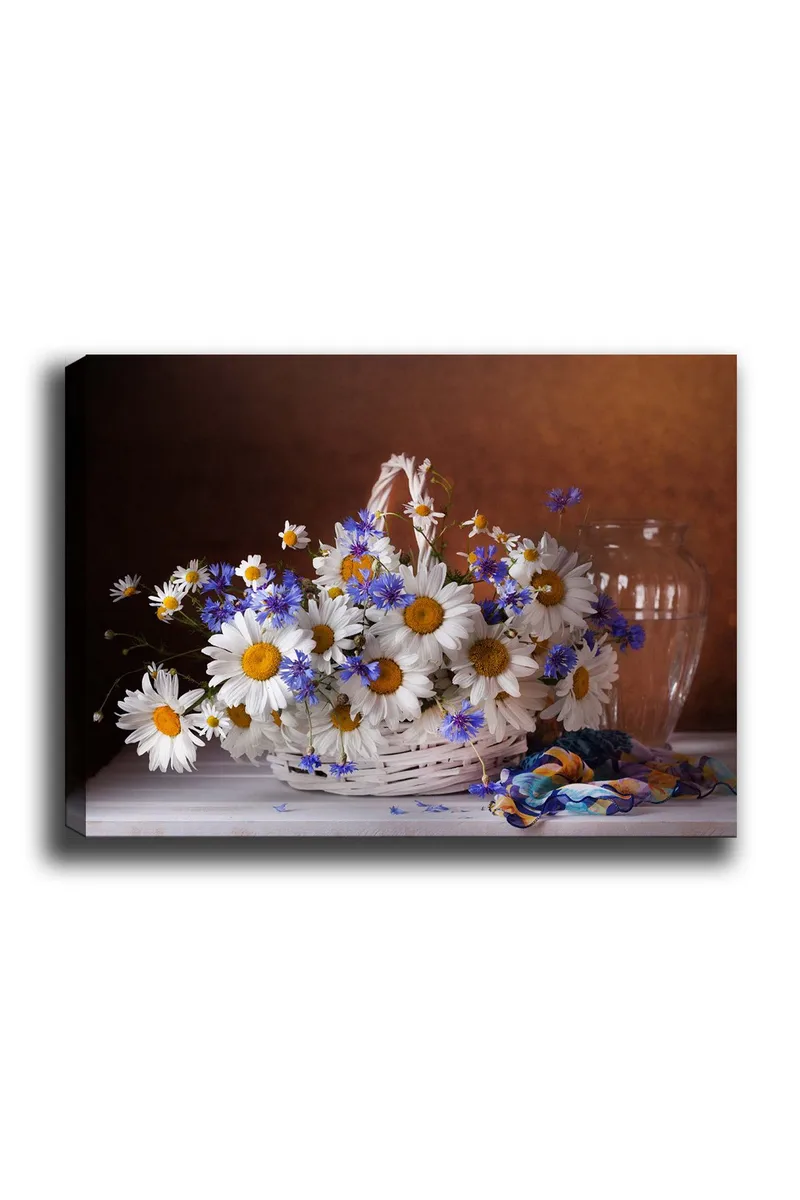 Canvas taulu 70x100 cm - Kaunis kimppu päivänkakkaroita ja ruiskukkia korissa, Valkoinen / Sininen / Keltainen