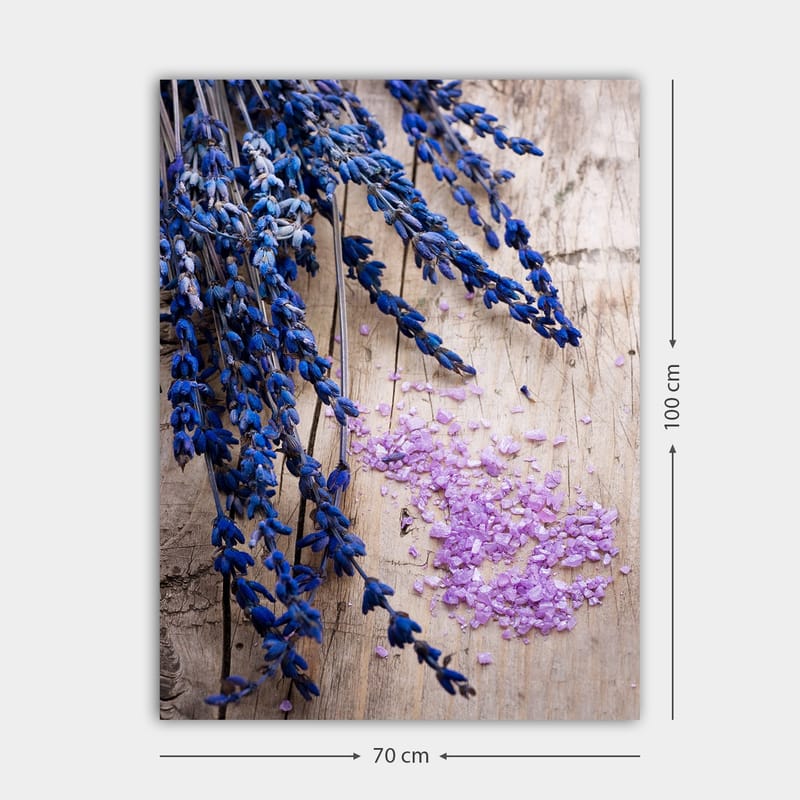 Canvas taulu 70x100 cm - Kaunis kokoelma laventelin kukkia ja violettia suolaa puupinnalla - Sininen / violetti - Sisustustuotteet - Taulu & taide - Canvas-taulu