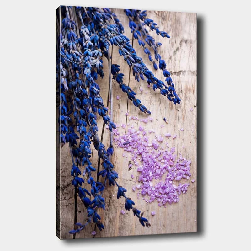 Canvas taulu 70x100 cm - Kaunis kokoelma laventelin kukkia ja violettia suolaa puupinnalla, Sininen / violetti