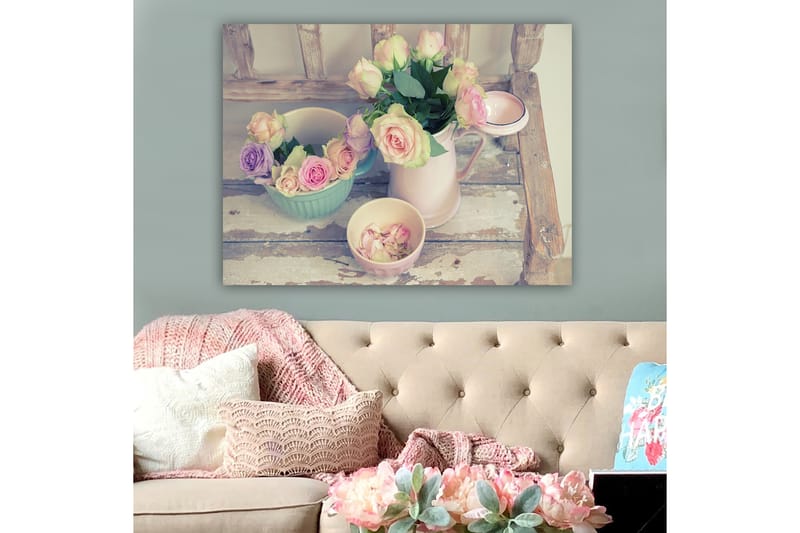 Canvas taulu 70x100 cm - Kaunis kokoelma ruusuja pastelliväreissä kannusta ja kulhoista - Vaaleanpunainen / Vihreä / Vaaleansininen - Sisustustuotteet - Taulu & taide - Canvas-taulu