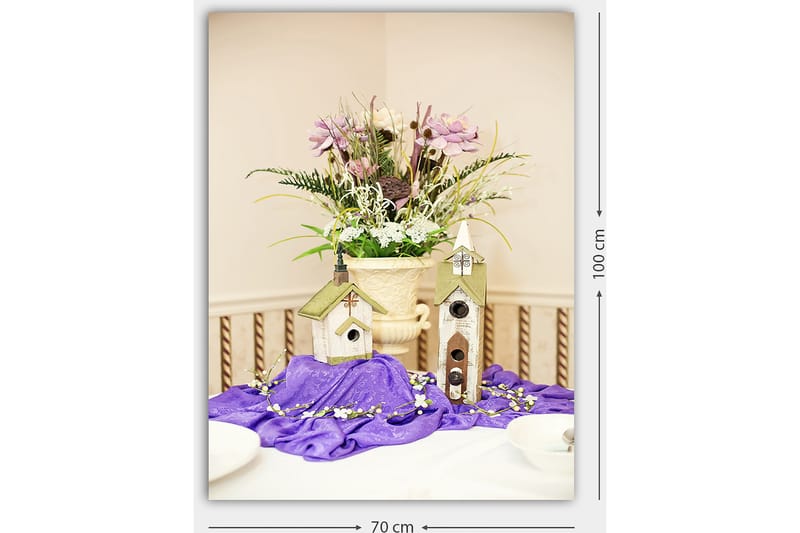 Canvas taulu 70x100 cm - Kaunis kukka-asetelma ruukussa ja kaksi linnunpönttöä violetilla kankaalla - Violetti / Vihreä / Valkoinen - Sisustustuotteet - Taulu & taide - Canvas-taulu