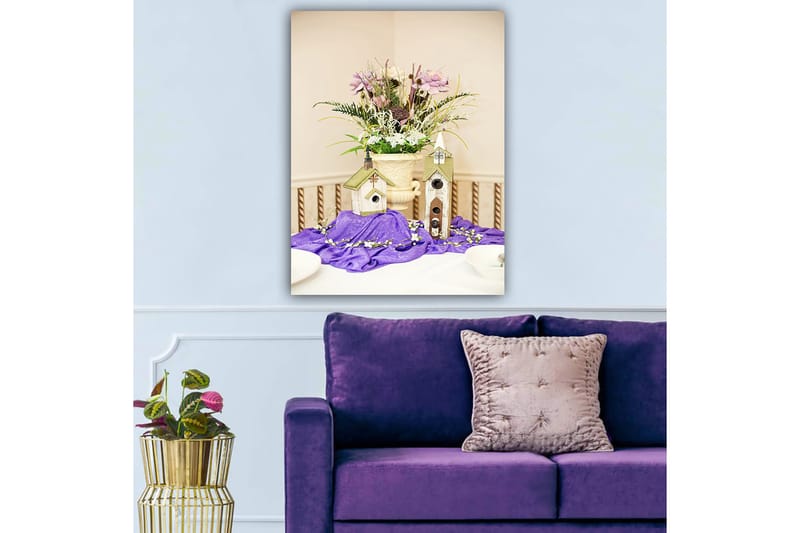 Canvas taulu 70x100 cm - Kaunis kukka-asetelma ruukussa ja kaksi linnunpönttöä violetilla kankaalla - Violetti / Vihreä / Valkoinen - Sisustustuotteet - Taulu & taide - Canvas-taulu