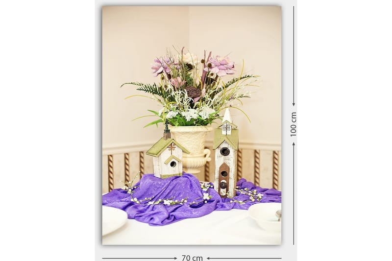 Canvas taulu 70x100 cm - Kaunis kukka-asetelma ruukussa ja kaksi linnunpönttöä violetilla kankaalla - Violetti / Vihreä / Valkoinen - Sisustustuotteet - Taulu & taide - Canvas-taulu