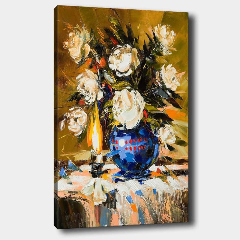 Canvas taulu 70x100 cm - Kaunis kukkakimppu sinisessä maljakossa ja valaistu lamppu luovat lämpimän tunnelman, Valkoinen / Sininen / Vihreä