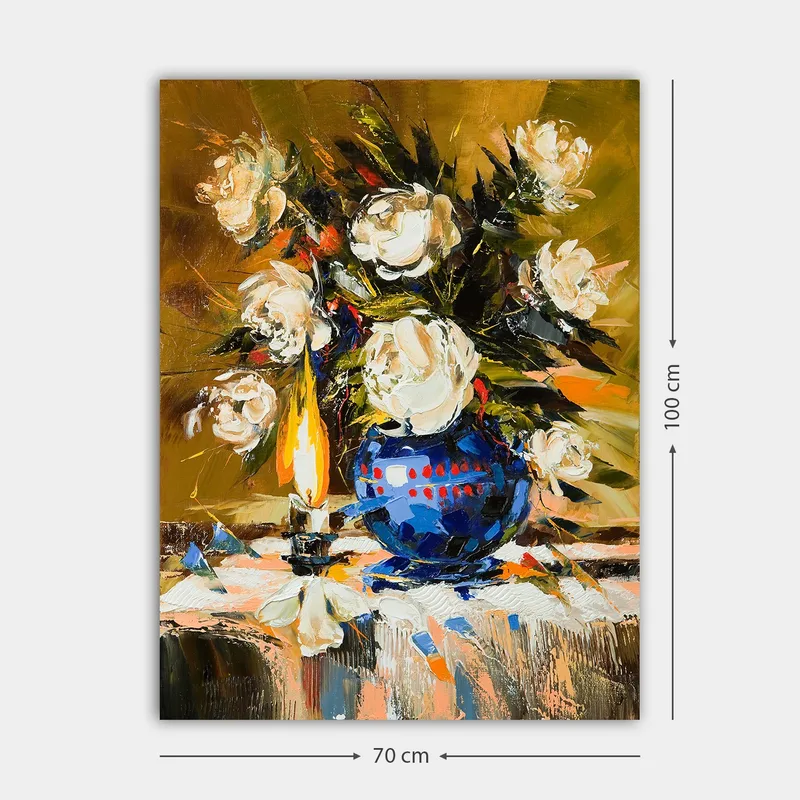 Canvas taulu 70x100 cm - Kaunis kukkakimppu sinisessä maljakossa ja valaistu lamppu luovat lämpimän tunnelman - Valkoinen / Sininen / Vihreä - Sisustustuotteet - Taulu & taide - Canvas-taulu