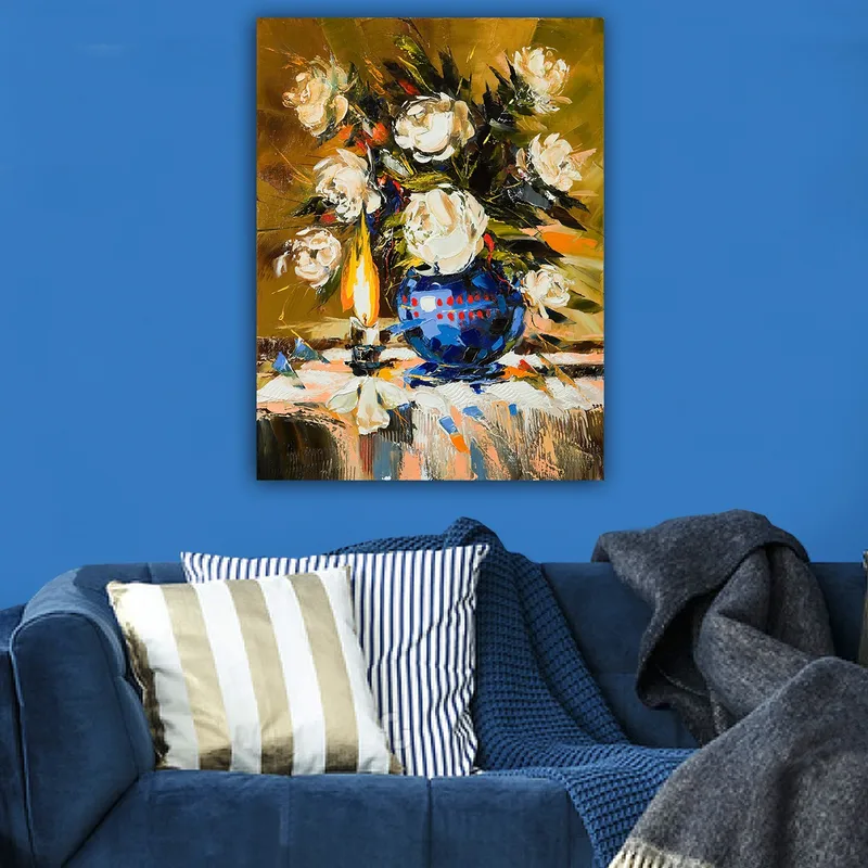 Canvas taulu 70x100 cm - Kaunis kukkakimppu sinisessä maljakossa ja valaistu lamppu luovat lämpimän tunnelman - Valkoinen / Sininen / Vihreä - Sisustustuotteet - Taulu & taide - Canvas-taulu