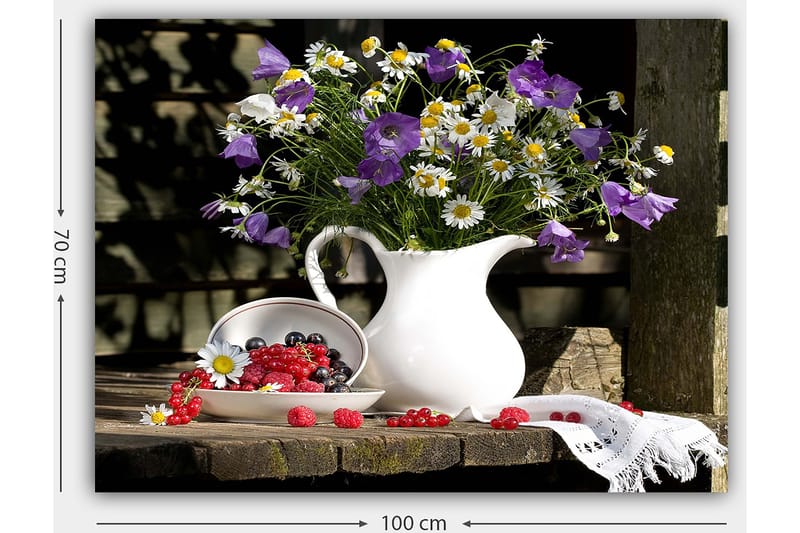 Canvas taulu 70x100 cm - Kaunis kukkakimppu valkoisessa kannusta, tuoreiden marjojen ympäröimänä puupinnalla - Violetti / Valkoinen / Vihreä - Sisustustuotteet - Taulu & taide - Canvas-taulu