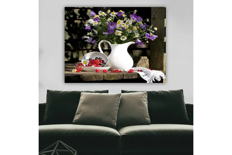 Canvas taulu 70x100 cm - Kaunis kukkakimppu valkoisessa kannusta, tuoreiden marjojen ympäröimänä puupinnalla - Violetti / Valkoinen / Vihreä - Sisustustuotteet - Taulu & taide - Canvas-taulu