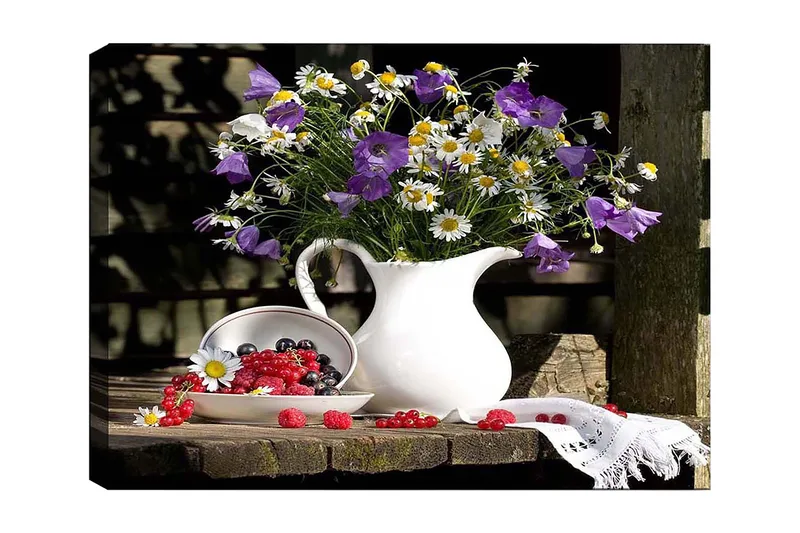 Canvas taulu 70x100 cm - Kaunis kukkakimppu valkoisessa kannusta, tuoreiden marjojen ympäröimänä puupinnalla, Violetti / Valkoinen / Vihreä