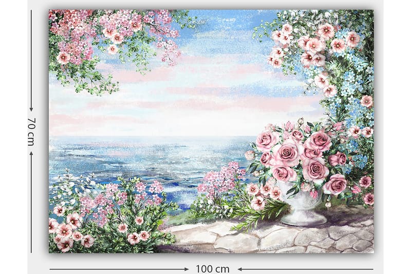 Canvas taulu 70x100 cm - Kaunis kukkapenkki, jossa on suuri ruusuilla täytetty maljakko, meren rannalla kirkkaan taivaan alla - Vaaleanpunainen / Vihreä / Sininen - Sisustustuotteet - Taulu & taide - Canvas-taulu