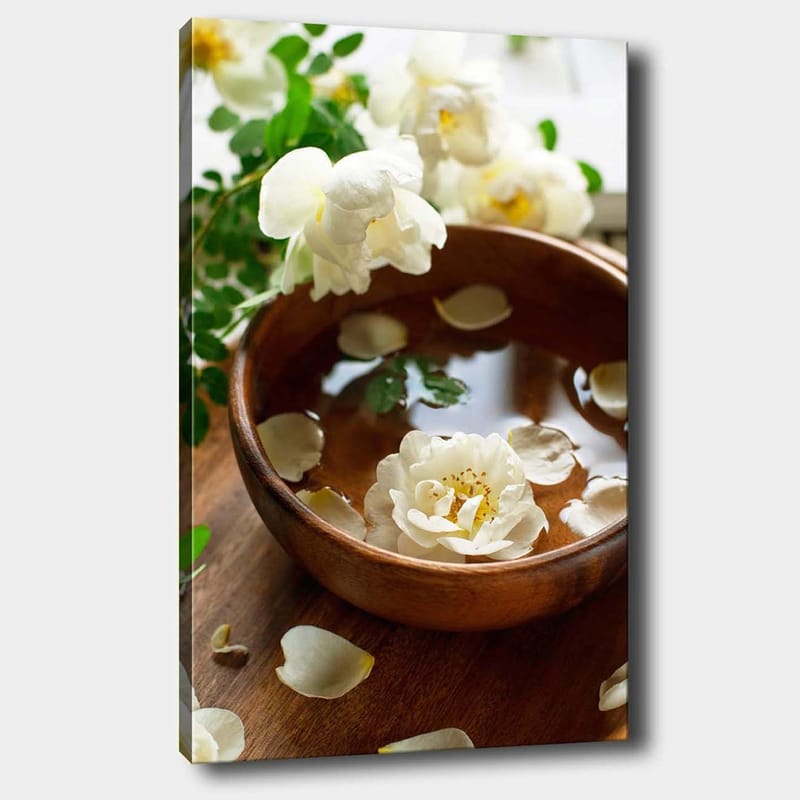 Canvas taulu 70x100 cm - Kaunis kulho, jossa valkoisia kukkia ja veden päällä kelluvia terälehtiä, Valkoinen / Ruskea / Vihreä