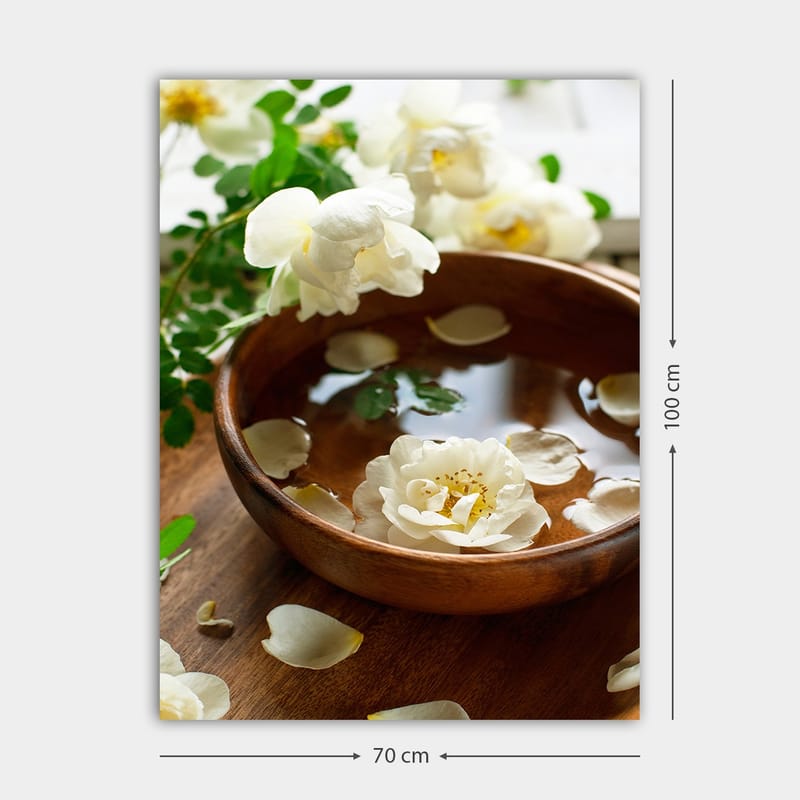Canvas taulu 70x100 cm - Kaunis kulho, jossa valkoisia kukkia ja veden päällä kelluvia terälehtiä - Valkoinen / Ruskea / Vihreä - Sisustustuotteet - Taulu & taide - Canvas-taulu