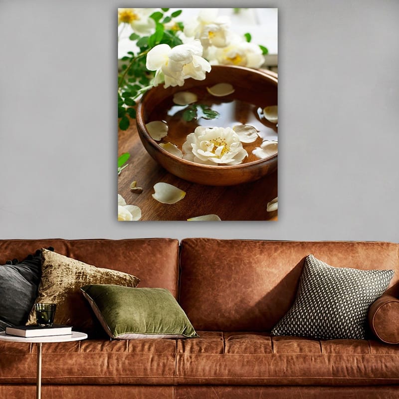 Canvas taulu 70x100 cm - Kaunis kulho, jossa valkoisia kukkia ja veden päällä kelluvia terälehtiä - Valkoinen / Ruskea / Vihreä - Sisustustuotteet - Taulu & taide - Canvas-taulu