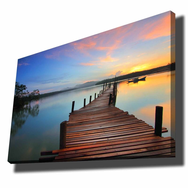 Canvas taulu 70x100 cm - Kaunis laituri tyynen järven yllä auringonlaskun aikaan, Sininen / Oranssi / Ruskea