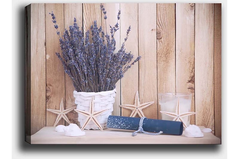 Canvas taulu 70x100 cm - Kaunis laventelikimppu valkoisessa korissa, ranta-aiheiden ja kirkkaiden yksityiskohtien ympäröimänä - Violetti / Valkoinen / Beige - Sisustustuotteet - Taulu & taide - Canvas-taulu