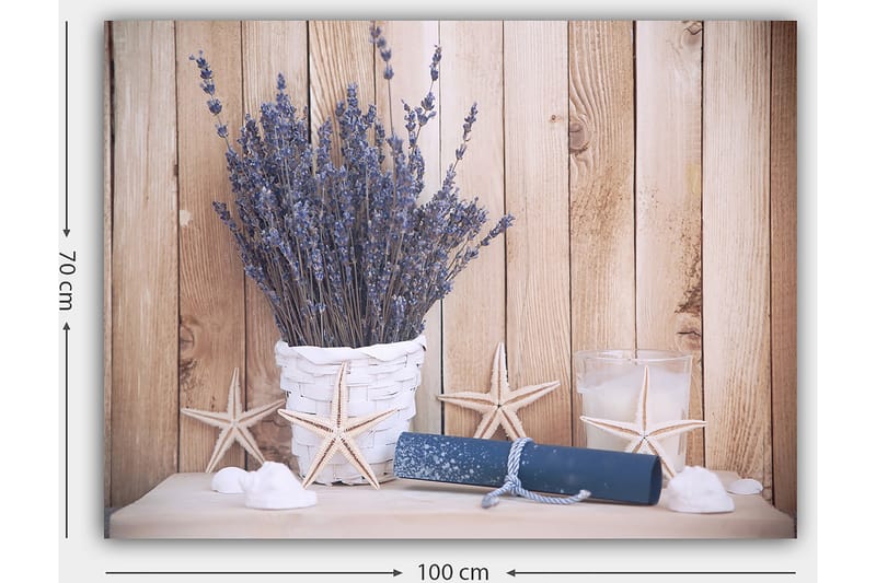 Canvas taulu 70x100 cm - Kaunis laventelikimppu valkoisessa korissa, ranta-aiheiden ja kirkkaiden yksityiskohtien ympäröimänä - Violetti / Valkoinen / Beige - Sisustustuotteet - Taulu & taide - Canvas-taulu