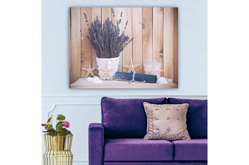 Canvas taulu 70x100 cm - Kaunis laventelikimppu valkoisessa korissa, ranta-aiheiden ja kirkkaiden yksityiskohtien ympäröimänä, Violetti / Valkoinen / Beige