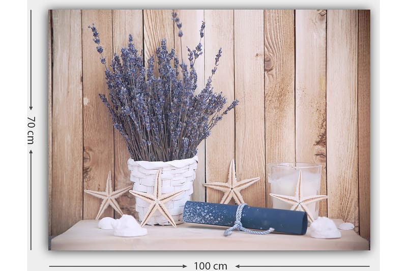 Canvas taulu 70x100 cm - Kaunis laventelikimppu valkoisessa korissa, ranta-aiheiden ja kirkkaiden yksityiskohtien ympäröimänä - Violetti / Valkoinen / Beige - Sisustustuotteet - Taulu & taide - Canvas-taulu