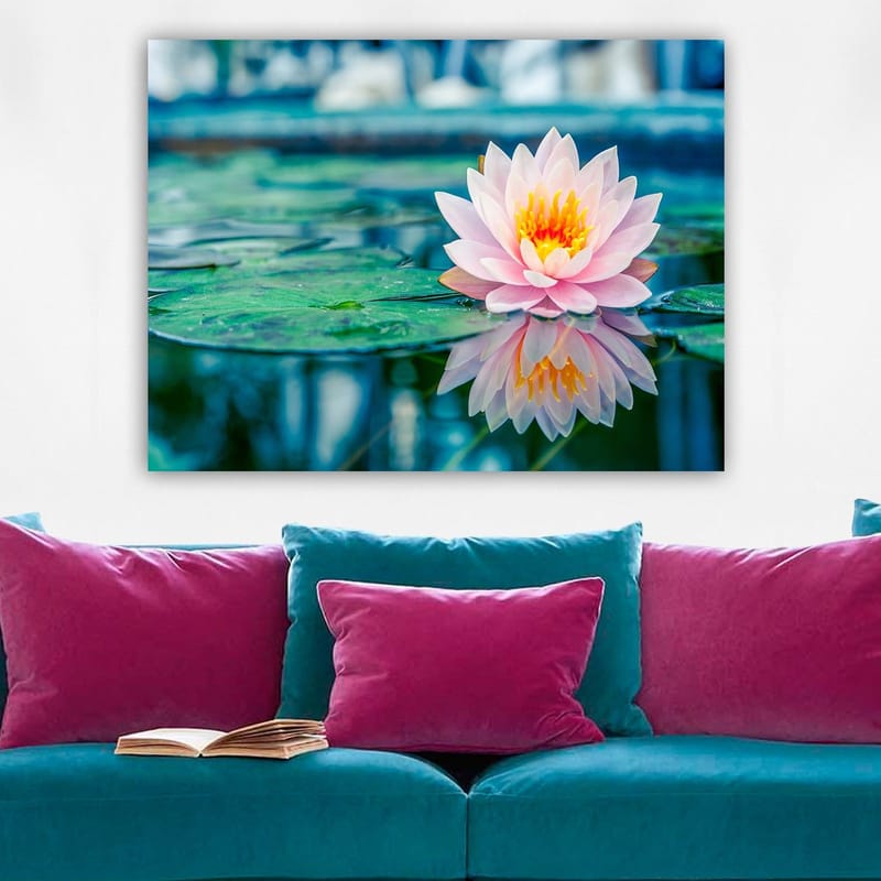 Canvas taulu 70x100 cm - Kaunis lumpeenlehti kelluu rauhallisella järvellä, Vaaleanpunainen / Vihreä / Keltainen