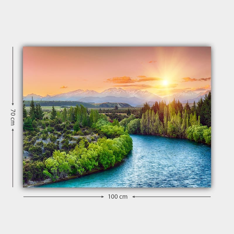 Canvas taulu 70x100 cm - Kaunis maisemamaalaus, jossa joki mutkittelee rehevien puiden läpi ja taustalla vuoret auringonnousun aikaan - Vihreä / Sininen / Oranssi - Sisustustuotteet - Taulu & taide - Canvas-taulu
