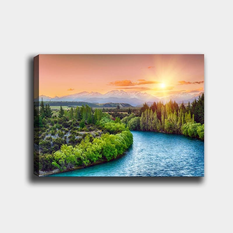 Canvas taulu 70x100 cm - Kaunis maisemamaalaus, jossa joki mutkittelee rehevien puiden läpi ja taustalla vuoret auringonnousun aikaan - Vihreä / Sininen / Oranssi - Sisustustuotteet - Taulu & taide - Canvas-taulu