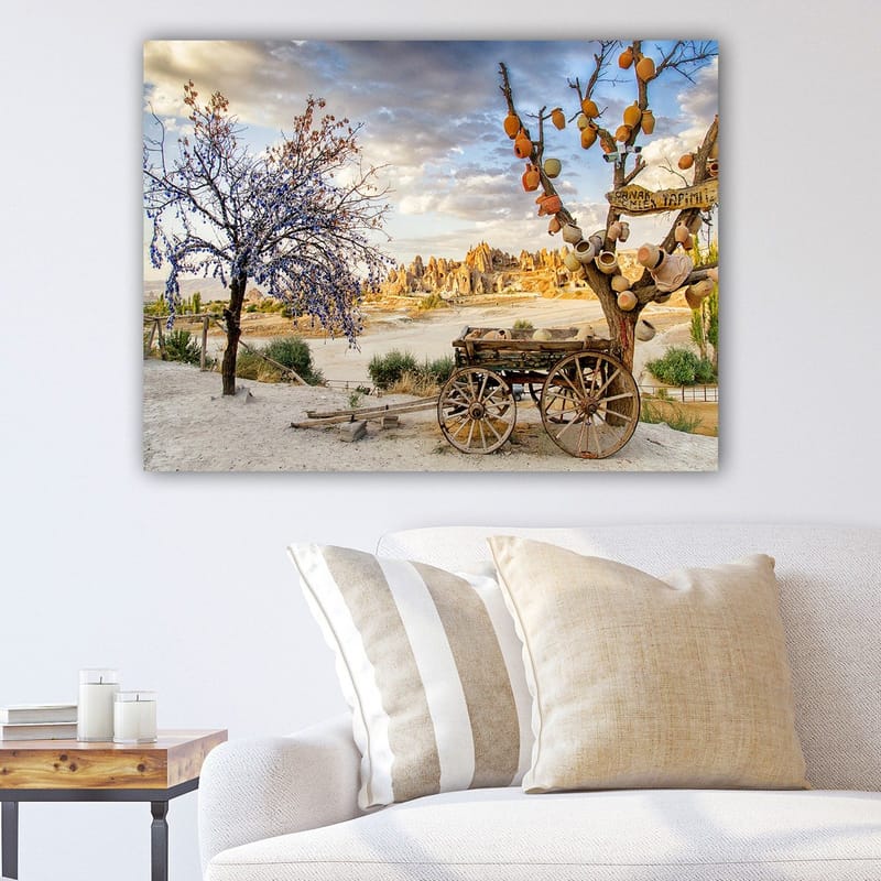 Canvas taulu 70x100 cm - Kaunis maisemamaalaus vanhasta vaunusta ja kukkivista puista luonnonkauniissa ympäristössä, Violetti / Oranssi / Beige