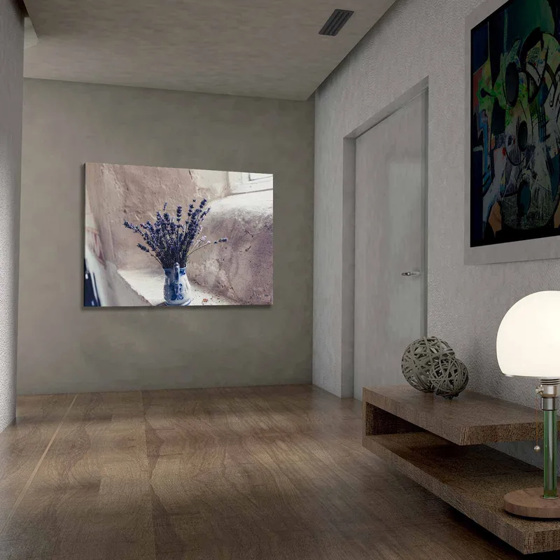 Canvas taulu 70x100 cm - Kaunis maljakko laventelin kukilla ikkunalaudalla - Violetti / Sininen / Harmaa - Sisustustuotteet - Taulu & taide - Canvas-taulu