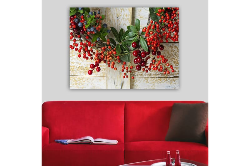 Canvas taulu 70x100 cm - Kaunis marjoista ja vihreistä lehdistä tehty seppele, joka luo juhlavan tunnelman - Punainen / Vihreä / Sininen - Sisustustuotteet - Taulu & taide - Canvas-taulu