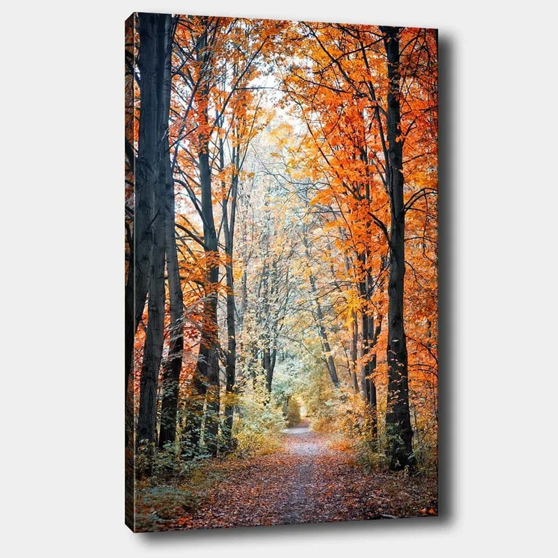 Canvas taulu 70x100 cm - Kaunis metsäpolku syksyn värien ja kultaisten ja oranssien lehtien ympäröimänä, Oranssi / Kulta / Vihreä