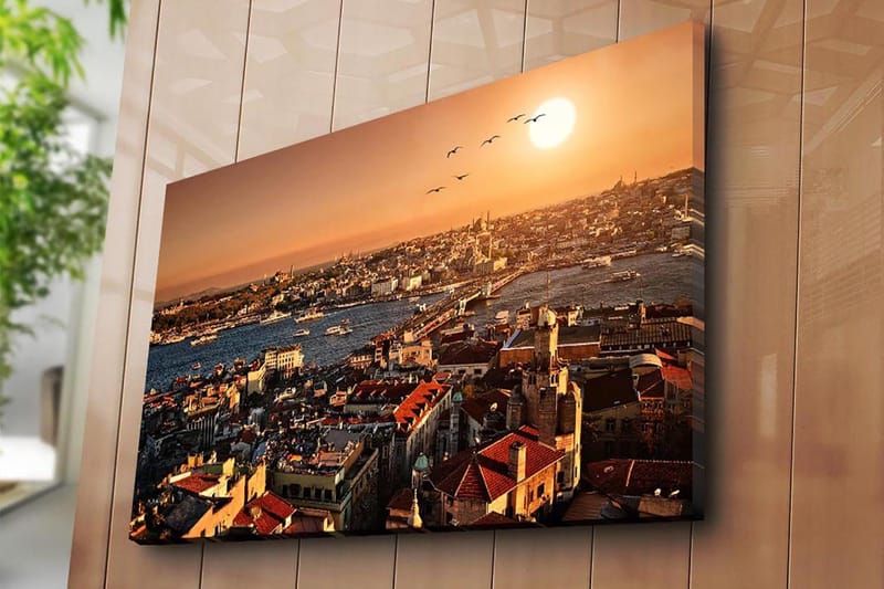 Canvas taulu 70x100 cm - Kaunis näkymä Istanbuliin auringonlaskun aikaan, kattojen ja veneiden ympäröimänä vedessä - Oranssi / Punainen / Sininen - Sisustustuotteet - Taulu & taide - Canvas-taulu