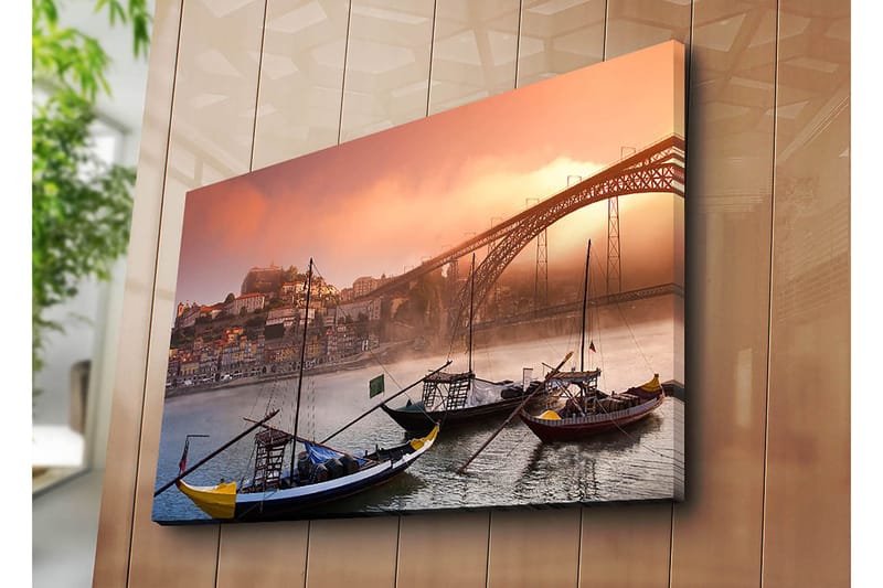 Canvas taulu 70x100 cm - Kaunis näkymä joelle perinteisten veneiden ja majesteettisen sillan ympäröimänä taustalla, värikkäiden talojen ympäröimänä - Oranssi / Sininen / Keltainen - Sisustustuotteet - Taulu & taide - Canvas-taulu