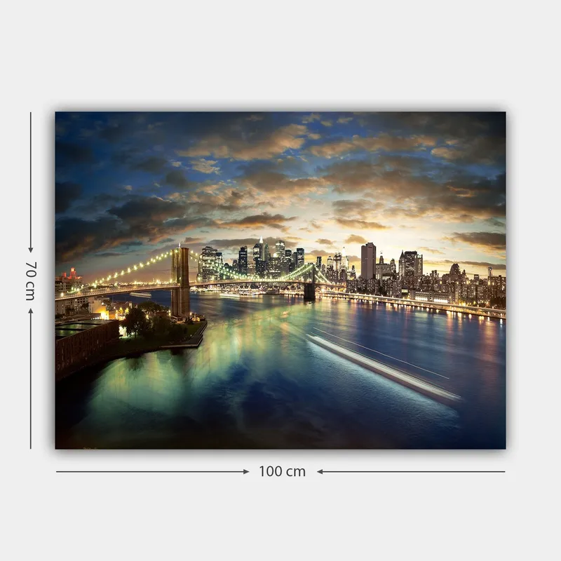 Canvas taulu 70x100 cm - Kaunis näkymä kaupunkiin ja sillalle, joka ylittää kimmeltävän joen hämärässä - Sininen / Vihreä / Oranssi - Sisustustuotteet - Taulu & taide - Canvas-taulu