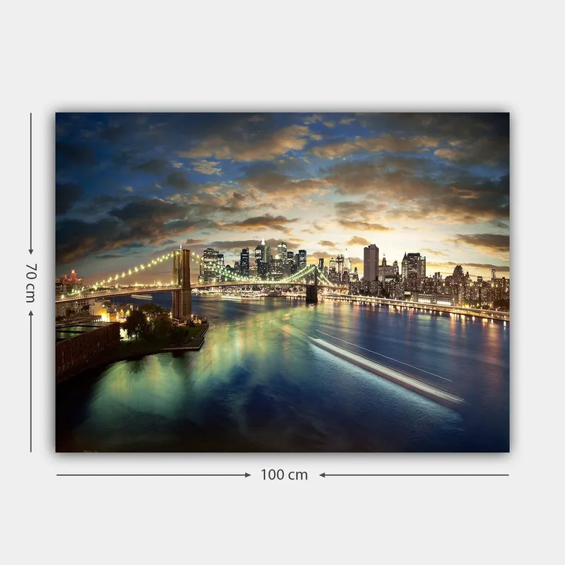 Canvas taulu 70x100 cm - Kaunis näkymä kaupunkiin ja sillalle, joka ylittää kimmeltävän joen hämärässä - Sininen / Vihreä / Oranssi - Sisustustuotteet - Taulu & taide - Canvas-taulu