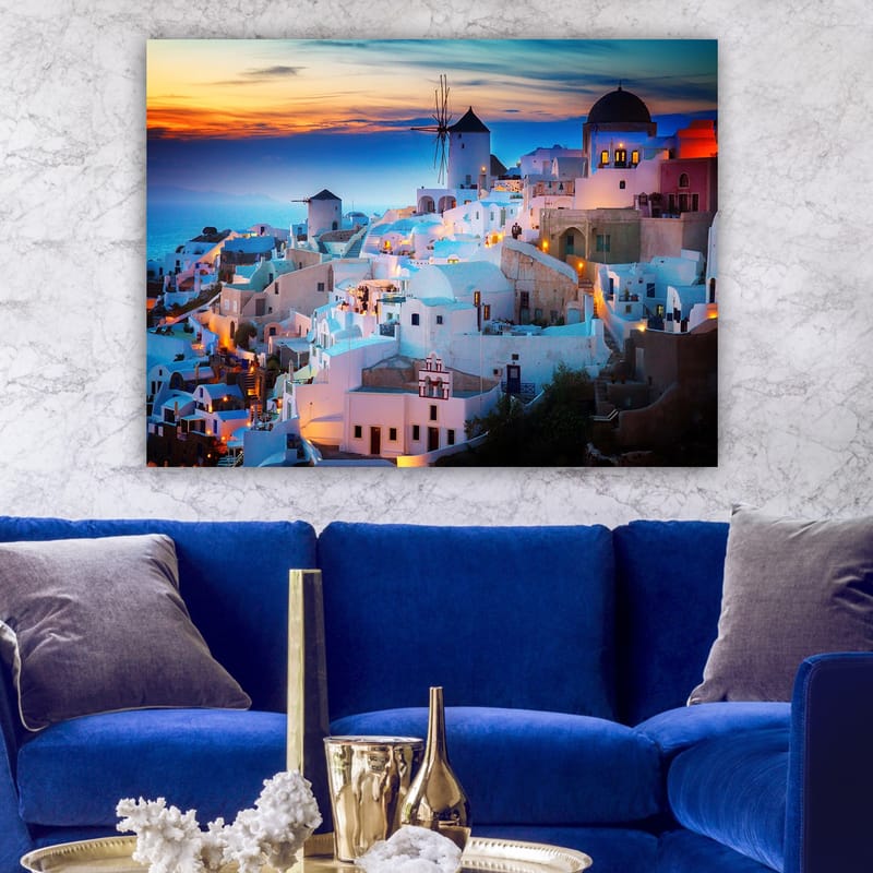 Canvas taulu 70x100 cm - Kaunis näkymä kreikkalaisen kylän valkoisista taloista auringonlaskun aikaan - Valkoinen / Sininen / Oranssi - Sisustustuotteet - Taulu & taide - Canvas-taulu