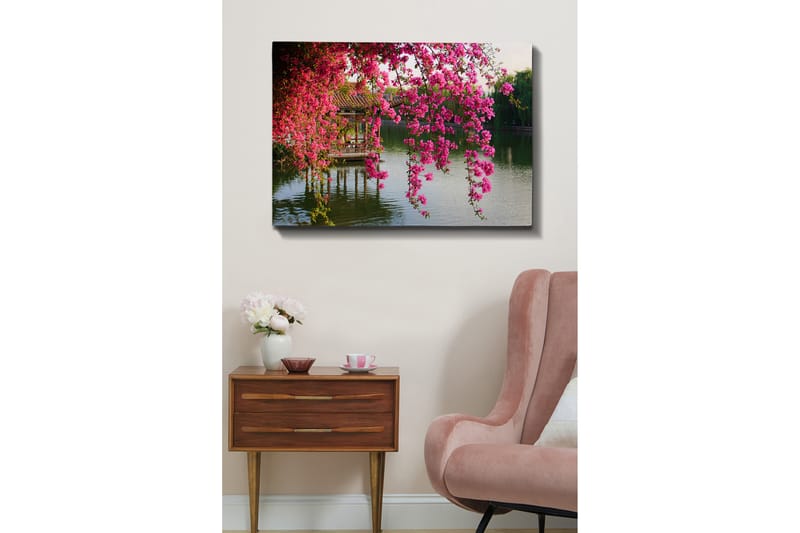 Canvas taulu 70x100 cm - Kaunis näkymä kukkivasta bougainvilleasta tyynen järven yllä ja taustalla perinteinen paviljonki - Vaaleanpunainen / Vihreä / Siniharmaa - Sisustustuotteet - Taulu & taide - Canvas-taulu