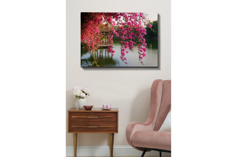 Canvas taulu 70x100 cm - Kaunis näkymä kukkivasta bougainvilleasta tyynen järven yllä ja taustalla perinteinen paviljonki - Vaaleanpunainen / Vihreä / Siniharmaa - Sisustustuotteet - Taulu & taide - Canvas-taulu