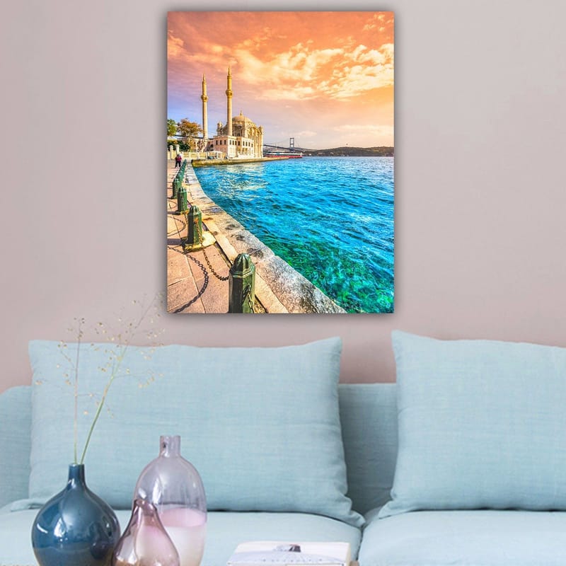 Canvas taulu 70x100 cm - Kaunis näkymä moskeijasta veden äärellä, taustalla silta värikkään taivaan alla - Sininen / Oranssi / Beige - Sisustustuotteet - Taulu & taide - Canvas-taulu