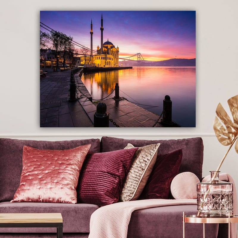 Canvas taulu 70x100 cm - Kaunis näkymä moskeijasta veden äärellä värikkään auringonlaskun aikaan - Violetti / Oranssi / Keltainen - Sisustustuotteet - Taulu & taide - Canvas-taulu