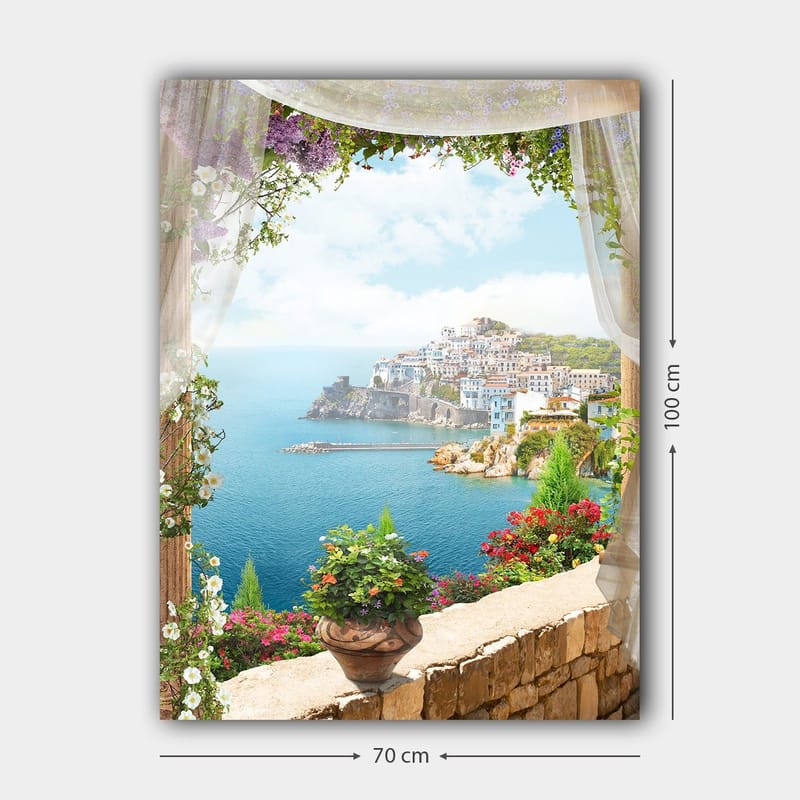 Canvas taulu 70x100 cm - Kaunis näkymä rannikkokaupungista värikkäine taloineen ja kukkivine kasveineen avoimen ikkuna-aukon läpi katsottuna - Sininen / Vihreä / Valkoinen - Sisustustuotteet - Taulu & taide - Canvas-taulu