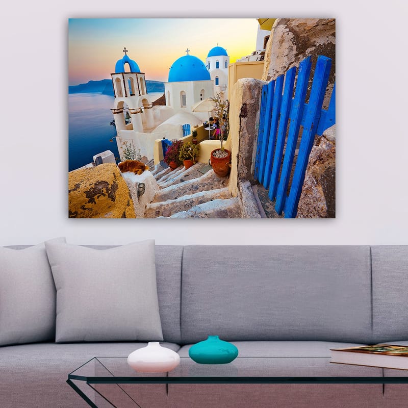Canvas taulu 70x100 cm - Kaunis näkymä valkoisista rakennuksista sinisine kupoleineen kreikkalaisessa kylässä meren rannalla - Sininen / Valkoinen / Beige - Sisustustuotteet - Taulu & taide - Canvas-taulu