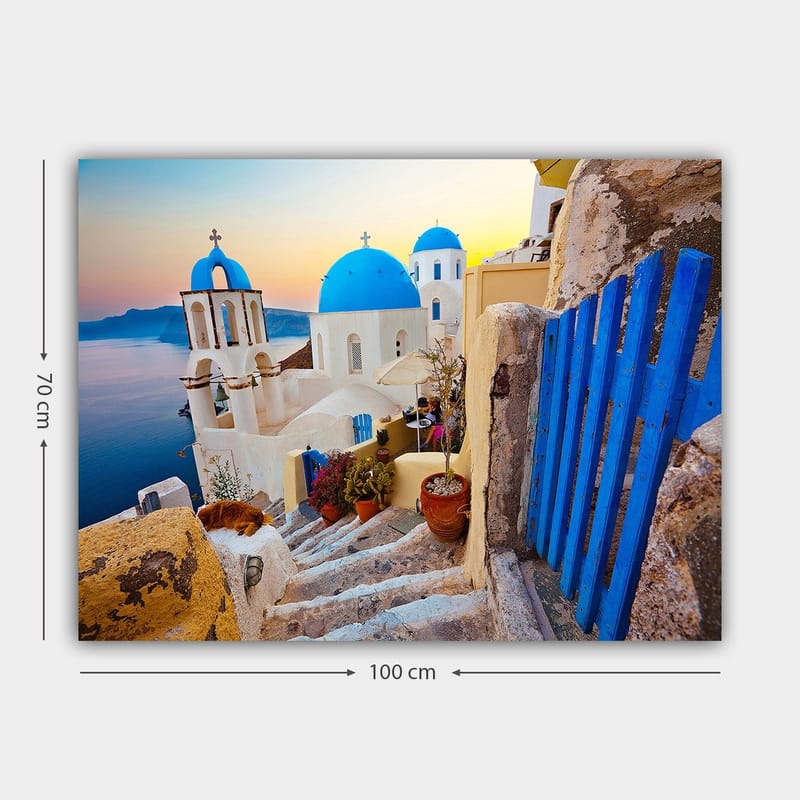 Canvas taulu 70x100 cm - Kaunis näkymä valkoisista rakennuksista sinisine kupoleineen kreikkalaisessa kylässä meren rannalla - Sininen / Valkoinen / Beige - Sisustustuotteet - Taulu & taide - Canvas-taulu