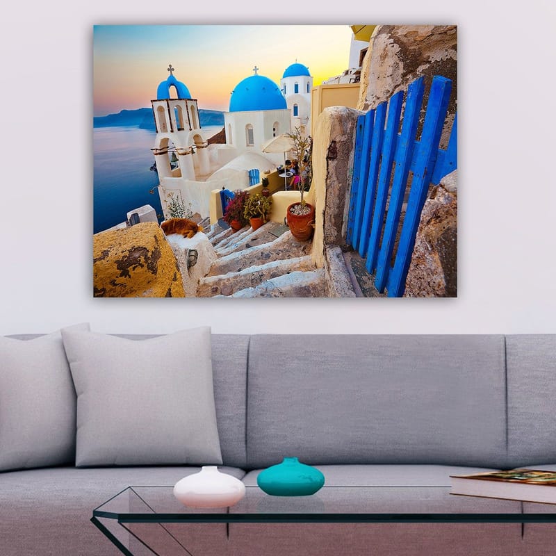 Canvas taulu 70x100 cm - Kaunis näkymä valkoisista rakennuksista sinisine kupoleineen kreikkalaisessa kylässä meren rannalla - Sininen / Valkoinen / Beige - Sisustustuotteet - Taulu & taide - Canvas-taulu
