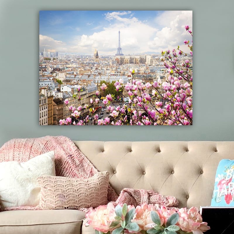 Canvas taulu 70x100 cm - Kaunis näkymä Pariisiin Eiffel-tornin ja kukkivien kirsikkapuiden ympäröimänä - Vaaleanpunainen / Sininen / Vihreä - Sisustustuotteet - Taulu & taide - Canvas-taulu