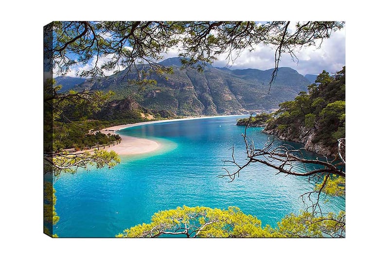 Canvas taulu 70x100 cm - Kaunis rannikko kirkkaan turkoosin veden ja ympäröivien vihreiden vuorten ympäröimänä, Turkoosi / Vihreä / Beige