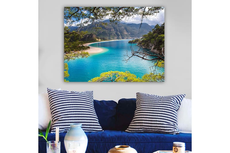 Canvas taulu 70x100 cm - Kaunis rannikko kirkkaan turkoosin veden ja ympäröivien vihreiden vuorten ympäröimänä - Turkoosi / Vihreä / Beige - Sisustustuotteet - Taulu & taide - Canvas-taulu